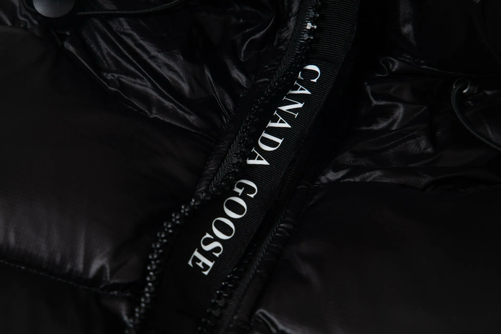 P780 Canada Goose New Puff Couple Style Hooded Down Jacket 1️⃣The fabric is made of recycled Feather-Light tear-resistant fabric, which is ultra-light and has no weight-bearing feeling on the upper body. The unique black label highlights the temperament. The interior is filled with white duck down, making the upper body very light and comfortable! 2️⃣It is very youthful and energetic, and can be easily worn by both men and women. It is very in line with the fashion aesthetic concepts of today's young people! 3️⃣ A full set of customized accessories, complete with three standards, same style for men and women, a must-have for couples. Size: S-XXL